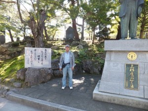 鷹山公銅像「成せば成る」